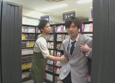 【ゲイ動画】レンタルビデオ店でオナっていることがバレた男子校生が店員に脅されてオーラルセックスをすることに…！