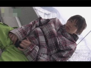 【ゲイ動画ビデオ】ロケ地はスキー場！ゴンドラで寒さで縮こまったチンポをシコシコしスリリングなオナニーを楽しむジャニ系イケメン！