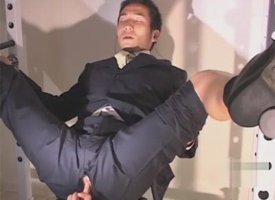 【無修正ゲイ動画】トレーニングルームにいたスーツ姿の男がゴーグルマンにアナルセックスで激しく犯されることになる！
