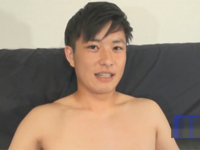 【ゲイ動画】20歳のノンケ素人イケメンがケツワレ姿で撮影に挑む！太マラや金玉を舐られ恥ずかしい体勢での手コキで搾られる精液！