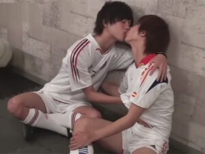 【ゲイ動画ビデオ】サッカーのユニフォームを着ている2人のイケメンが愛を感じながらアナルセックスを楽しむことになる！