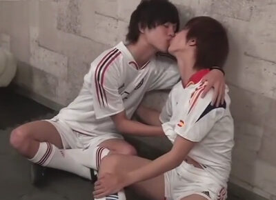 【ゲイ動画】サッカーのユニフォームを着ている2人のイケメンが愛を感じながらアナルセックスを楽しむことになる！
