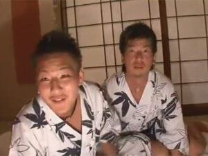 【ゲイ動画ビデオ】和室でヤンチャ系な2人の男が酒を飲んだ状態で浴衣をずらしながらアナルセックスを楽しむことになる！