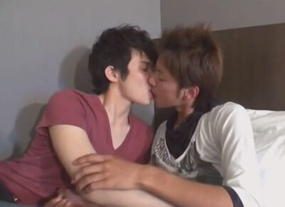 【ゲイ動画】スリムな体系の2人の男が愛を感じるプレイをキスをしながら楽しんでアナルセックスで果てることになる！