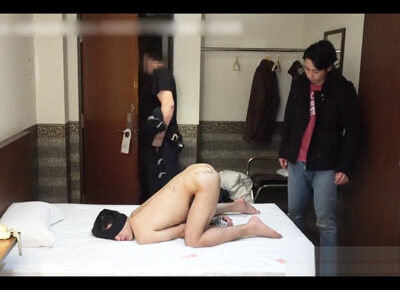 【ゲイ動画】肉便器として体に落書きをされている男が目隠しをされながらアナルセックスで犯され続けることになる！