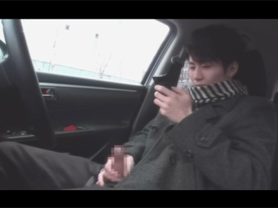 【ゲイ動画】26歳の不動産の仕事をしているイケメン君が車の中でオナニーを満喫する姿を見せつける！