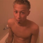 【ゲイ動画】金髪のヤンチャ系の男が狭い家のお風呂場でゴーグルマンに激しく全身をいじられることになる！