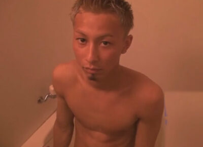 【ゲイ動画】金髪のヤンチャ系の男が狭い家のお風呂場でゴーグルマンに激しく全身をいじられることになる！