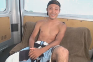 【ゲイ動画】江ノ島でノリの良い20歳のノンケ素人をスカウト！ロケ車に連れ込んで普段通りのオナニーを見せてもらうことに！
