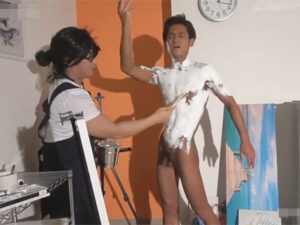 【ゲイ動画】マニアックな全身ペイント！画家のスタジオを訪れたイケメンリーマンが全身を白に塗りたくられ手コキでイカされてしまう！