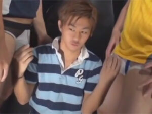 【ゲイ動画ビデオ】ラガーシャツを着ている茶髪の可愛らしい男子がアナルセックスで容赦ないケツ掘りでモロ感しまくりの乱交！